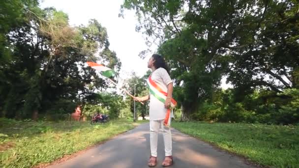 Mała Indiańska Dziewczynka Kołysząca Indyjską Flagą Dzień Niepodległości Lub Dzień — Wideo stockowe