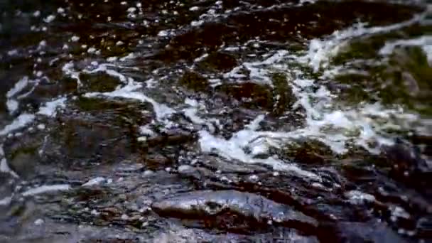 Langzame Beweging Van Water Dat Rivier Stroomt Schuim Belletjes Creëert — Stockvideo