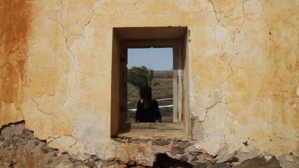 Frau Mit Vintage Reisekoffer Blickt Durch Ein Zerstörtes Fenster Auf — Stockvideo