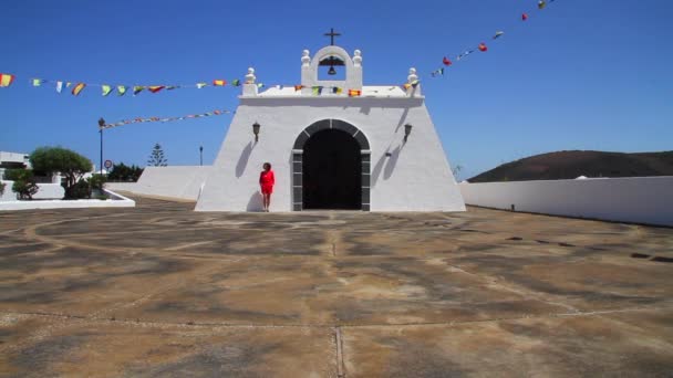 Žena Červeném Odchází Malého Venkovského Kostela Lanzarote Zastavuje Dálce Dívá — Stock video