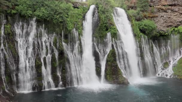 Uma Vista Topo Das Árvores Com Vista Para Corredeiras Cachoeira — Vídeo de Stock