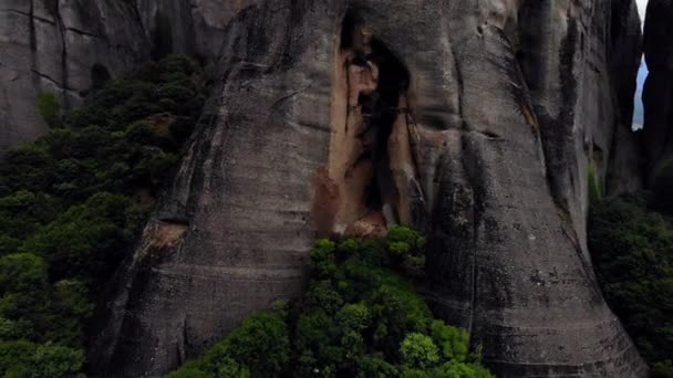 背景には 他にも奇岩や大自然の嵐の雲に囲まれた巨大な岩塊の中の恐ろしい暗い洞窟からのDolly Out — ストック動画