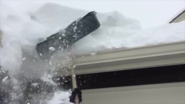 冬天从屋顶除雪 — 图库视频影像