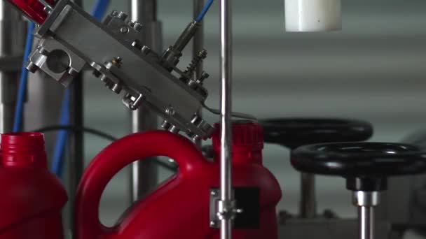 Makine Plastik Şişelere Tıkaçlar Takıyor — Stok video