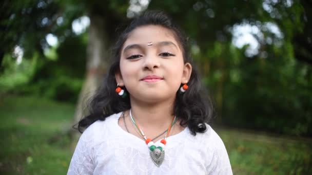 Küçük Şirin Bir Hintli Kız Gülümsüyor Bir Şeyi Kabul Ediyor — Stok video