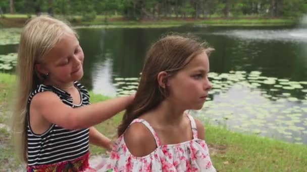 Genç Kız Arkadaş Göl Kenarında Saç Tararken Birlikte Vakit Geçiriyorlar — Stok video