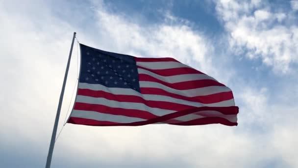 美国国旗迎着蓝天迎风飘扬 — 图库视频影像