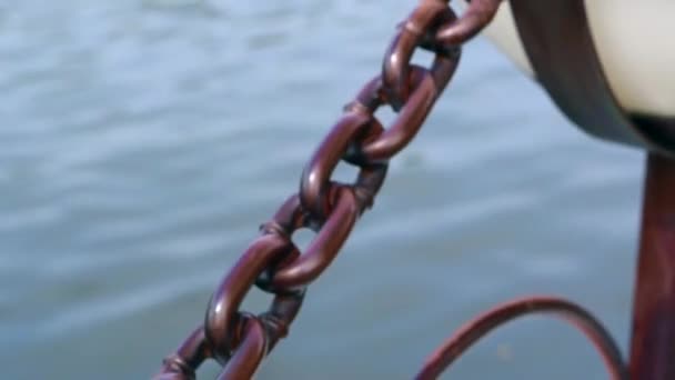 环绕着圣水的链条 — 图库视频影像