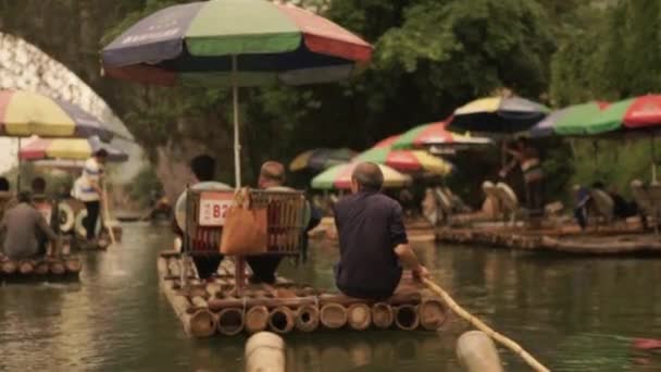Σκάφη Μπαμπού Περιμένουν Ένα Μποτιλιάρισμα Στον Ποταμό — Αρχείο Βίντεο