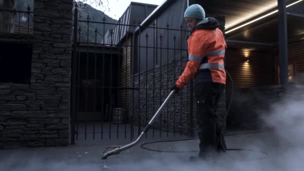 Donna Che Usa Power Washer Pulire Gomma Dal Pavimento Della — Video Stock