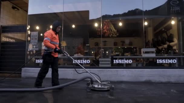 街の清掃機器で女性の清掃舗装 — ストック動画
