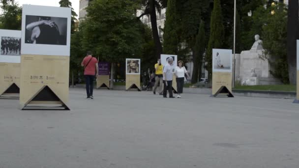 Gente Caminando Por Una Exposición Fotografía Callejera Recoletos Madrid — Vídeos de Stock