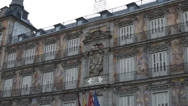 マドリード市長広場の正面のショットを下に傾ける 広場を歩く人々 — ストック動画