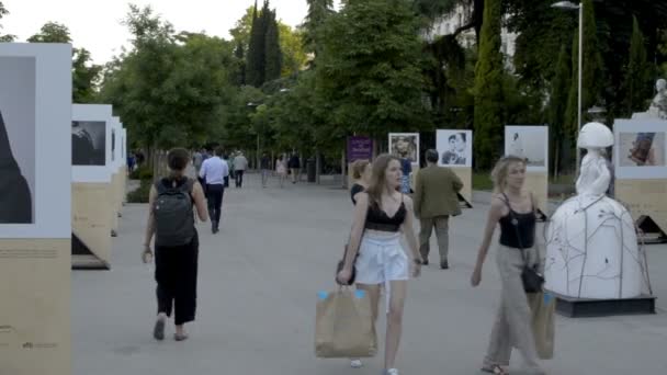 Άνθρωποι Περπατούν Στο Paseo Recoletos Μαδρίτης Περιβάλλεται Από Δέντρα Και — Αρχείο Βίντεο