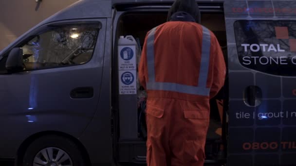 Trabajador Cerrando Puerta Corredera Camioneta Del Trabajo Alejándose — Vídeo de stock