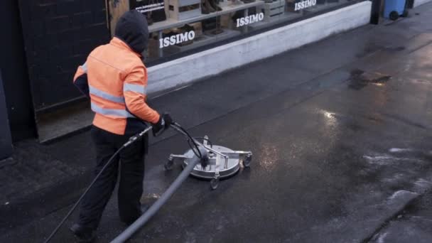 Nainen Käyttää Street Puhdistus Laitteet Pavement — kuvapankkivideo