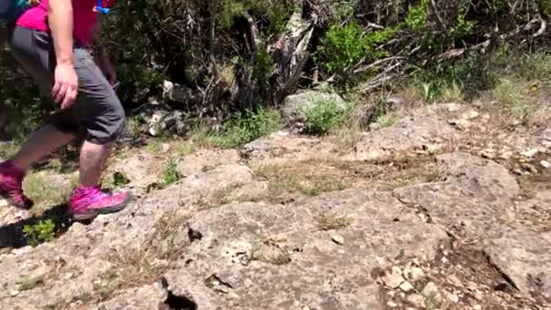 Woman Running Rocky Trail Summer Spring Time Daytime — Stock Video