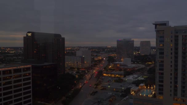 高層ビルから見た交通と街の風景 昼間は夕暮れです 場所アップタウン ヒューストン — ストック動画