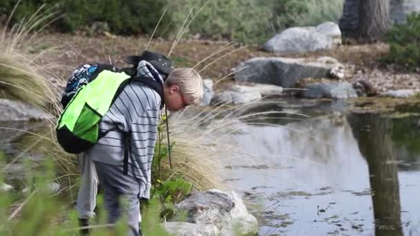 Kinderen Spelen Een Grote Vijver Een Natuurreservaat Californië — Stockvideo