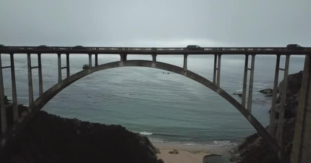 Volando Bajo Puente Del Arroyo Bixby California — Vídeos de Stock