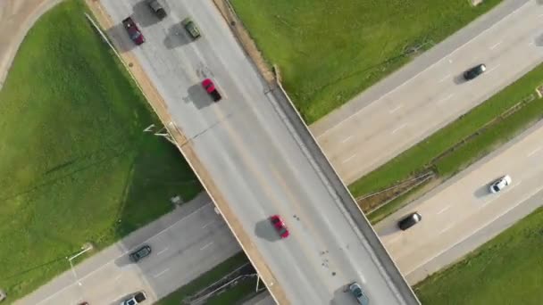 Aerial Carros Dirigindo Viaduto Interestadual — Vídeo de Stock