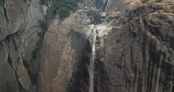 Inclinando Para Baixo Tiro Aéreo Uma Cachoeira Parque Nacional Yosemite — Vídeo de Stock