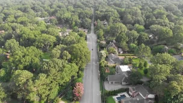Aerial Carro Dirigindo Uma Rua Suburban — Vídeo de Stock