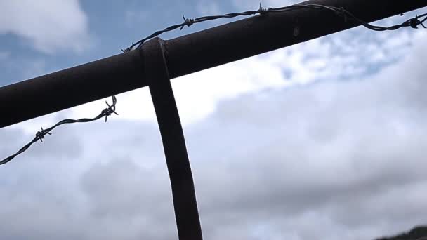 Stacheldraht Gegen Bedrohlichen Himmel — Stockvideo