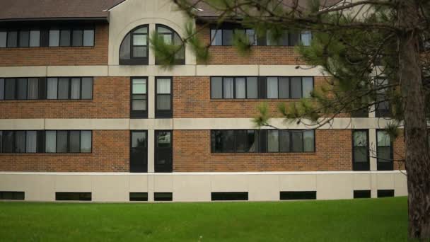 Létrehozása lövés tégla főiskolai kollégium fenyőfával a jobb oldalon - Multi-Housing Apartment Complex egy Európai Tavasz