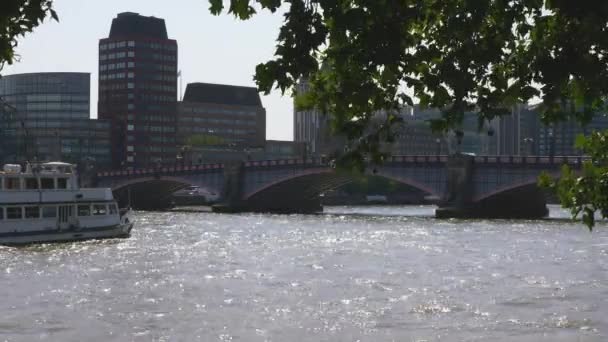 伦敦威斯敏斯特维多利亚花园看到的兰贝斯桥 — 图库视频影像