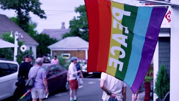 Provinciestad Straat Trots Vlag Vrede Slow Motion Met Mensen Lopen — Stockvideo