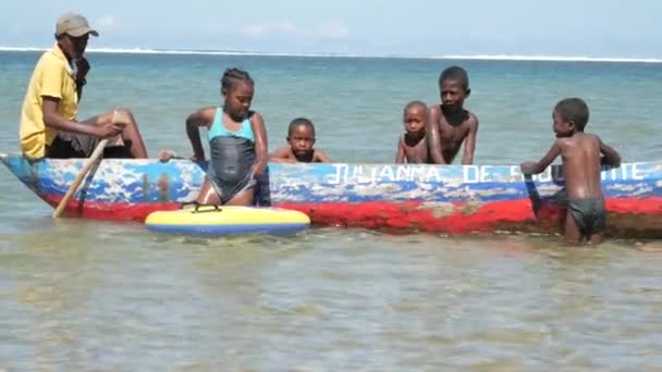 Дети Веселятся Традиционном Каноэ Солнечный День Океане — стоковое видео