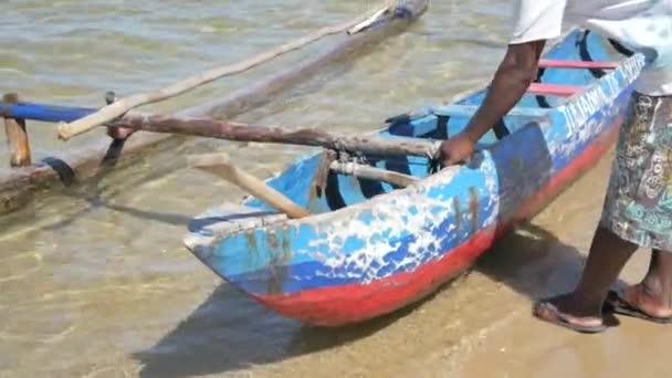 해변에서 전통적으로 카누를 어부들 — 비디오