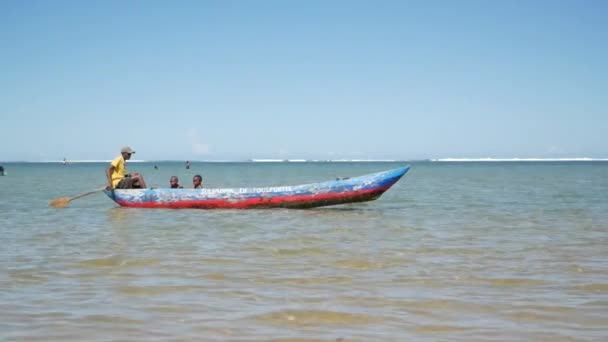 Barn Som Leker Havet Bredvid Traditionell Utlösande Kanot Med Fiskare — Stockvideo