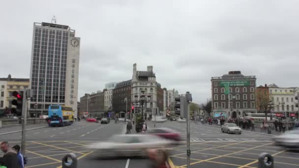 爱尔兰都柏林O Connell桥的Heineken大楼附近的汽车 公共汽车和人员的时间 2012年 — 图库视频影像