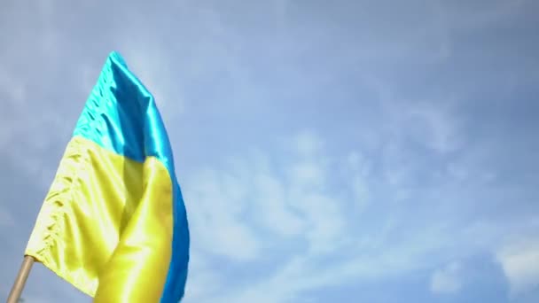 Bandera Ucrania Ondeando Viento Con Cielo Azul Claro Fondo — Vídeo de stock