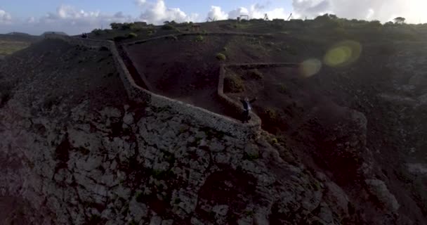 Vítězný Muž Stojí Okraji Útesu Jak Dron Odhaluje Krásnou Scenérii — Stock video