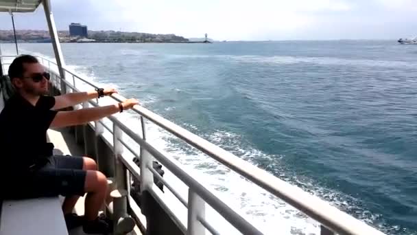 Hombre Viajero Señalando Destino Ferry Estambul Turquía — Vídeo de stock