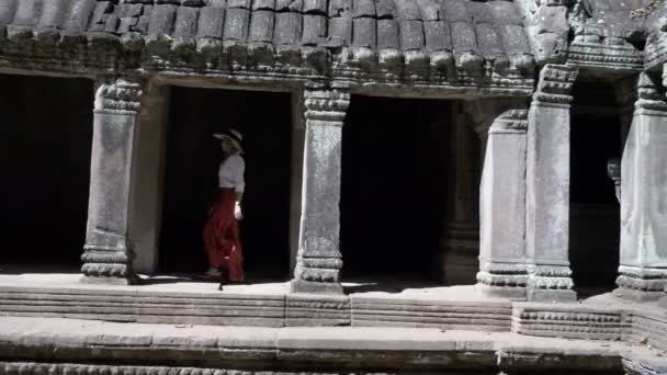 Frau Läuft Durch Steintempel Kambodscha — Stockvideo