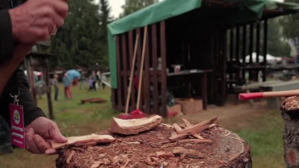 Homem Cortando Madeira Gorda Para Ser Usado Para Extrair Alcatrão — Vídeo de Stock