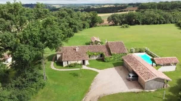 Letecké Záběry Pitoreskní Vily Bazénem Širokými Zelenými Poli Nachází Kopcích — Stock video