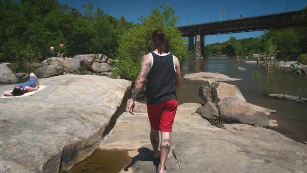 Muž Poskakuje Skalách Řeky James Zatímco Dívka Opaluje Richmondu Virginii — Stock video