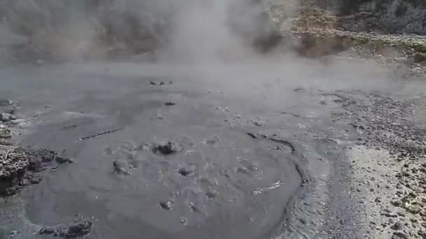 Lumpur Sulfat Mendidih Dipanaskan Oleh Magma Bawah Gunung Berapi Aktif — Stok Video