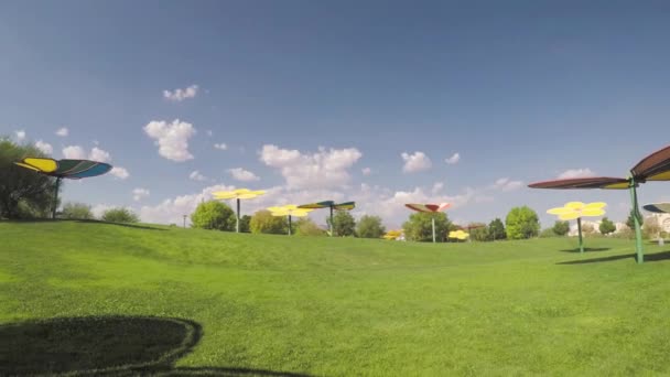 Caméra Panoramique Parc Local Avec Modèle Assis Sur Sol — Video