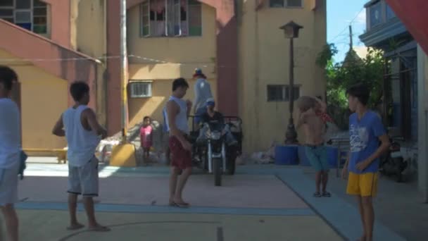 Filipino Kid Strzela Piłką Kosza — Wideo stockowe