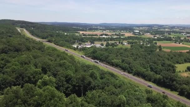 远眺高速公路的无人驾驶飞机 — 图库视频影像