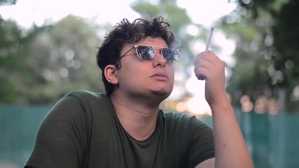 Jeune Homme Passer Bon Moment Dans Parc Fumer Une Cigarette — Video