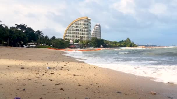 沿着芭堤雅海滩散步 看着泰国的海浪 — 图库视频影像