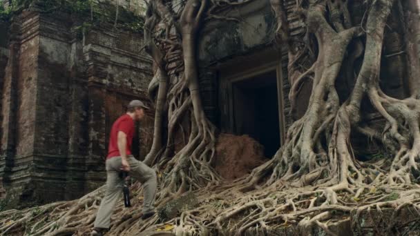 Fotograf Bada Korzeń Pokryty Starożytną Świątynią Khmer Prasat Bram Kambodży — Wideo stockowe