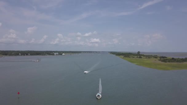 Segelboot Und Andere Boote Auf Der Binnenwasserstraße North Carolina — Stockvideo